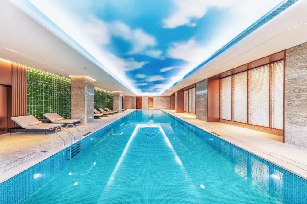 選對游泳池恒溫除濕設備，打造四季舒適游泳空間！